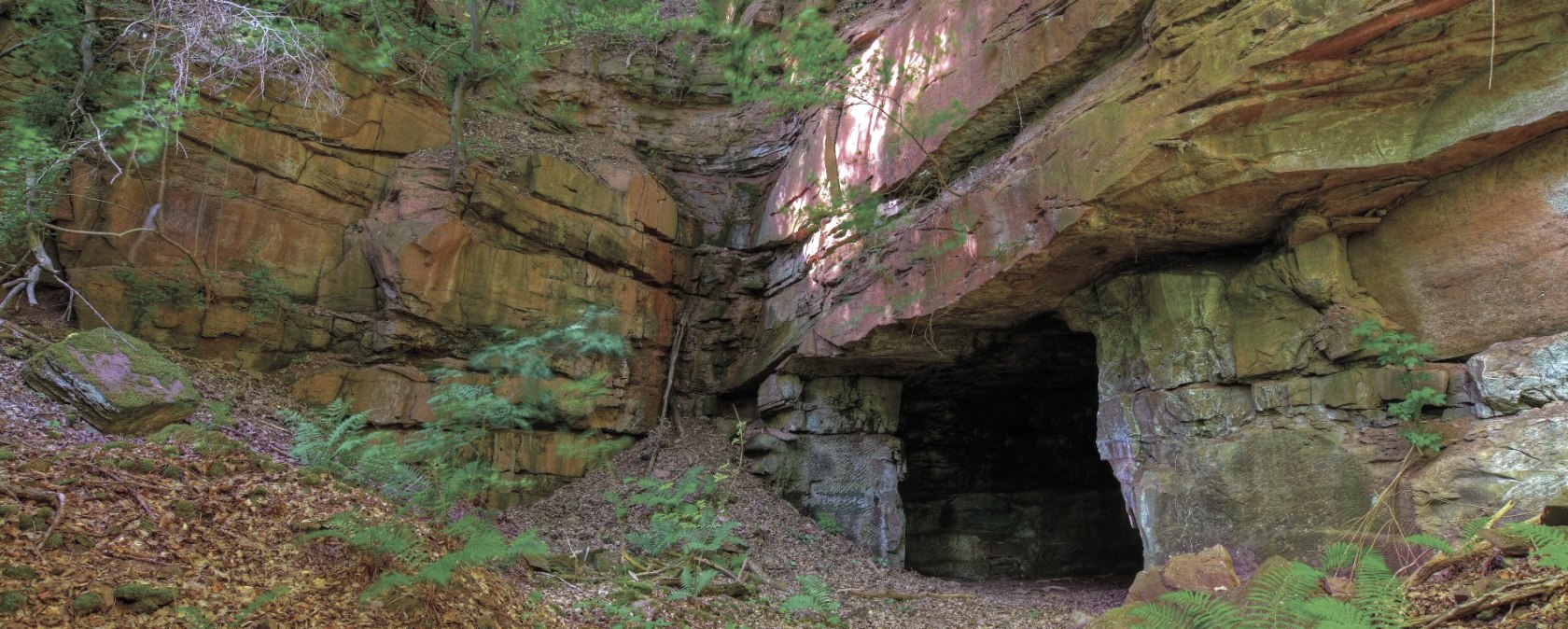 Die rote Sandsteinhöhle, © Naturpark Südeifel, C. Schleder