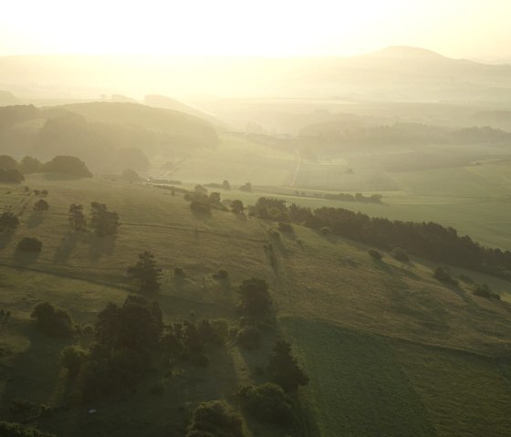 Balonfahrt über der Eifel - hinten der Aremberg, © Bernd Hellgardt