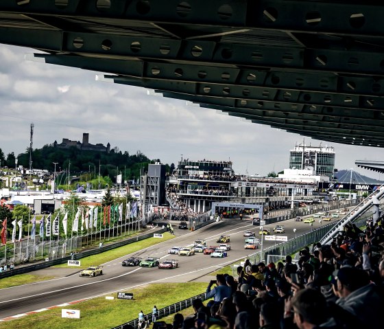 24h Rennen mit Blick auf die Nürburg, © Nürburgring©Gruppe C Photography