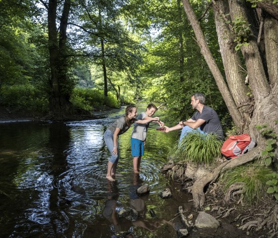 Eine Familie bei der Rast am Bachlauf, © kappest_remet