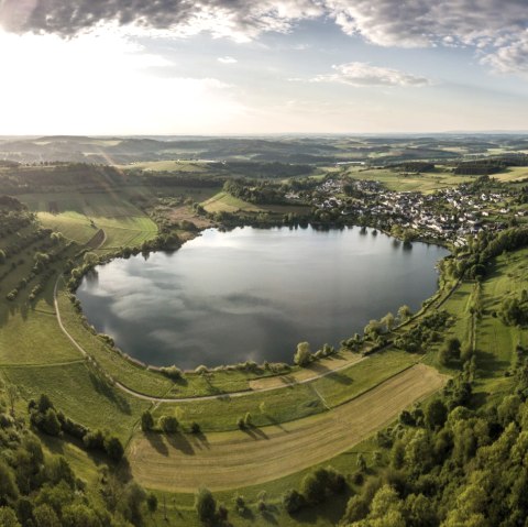 Blick auf das Schalkenmehrener Maar, © Eifel Tourismus GmbH