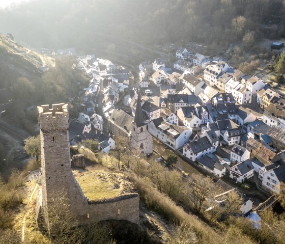 Blick auf die Burgen über Monreal, © Eifel Tourismus GmbH, Dominik Ketz