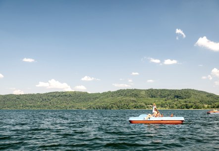 Tretboot am Laacher See ausleihen, © Eifel Tourismus GmbH, Dominik Ketz