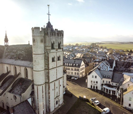 Zicht op Münstermaifeld met collegiale kerk, © Eifel Tourismus GmbH, D. Ketz