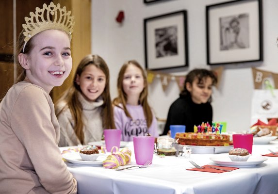 Geburtstagskind beim Kindergeburtstag auf dem Vulkanhof