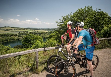 Mountainbiker am Weinfelder Maar, © Rheinland-Pfalz Tourismus GmbH, D. Ketz