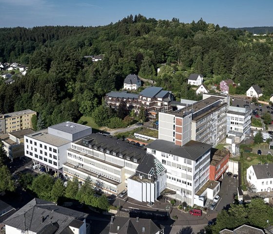 kleinere Auflösung Panoramaaufnahme-Krankenhaus-Da, © Foto Nieder