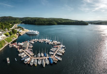 Rurtalsperre und Schiffsanleger, © Eifel Tourismus GmbH, Dominik Ketz - finanziert durch REACT-EU