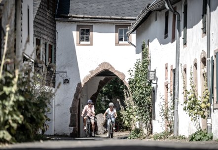 Radfahren durch den historischer Burgort Kronenburg, © Eifel Tourismus GmbH, Dennis Stratmann