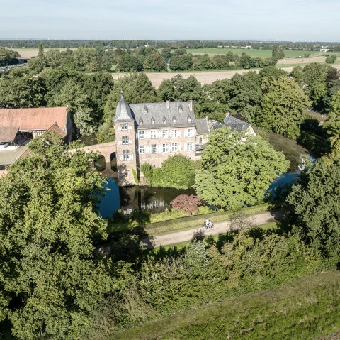 Blick auf die Burg, © Eifel Tourismus GmbH, Dennis Stratmann