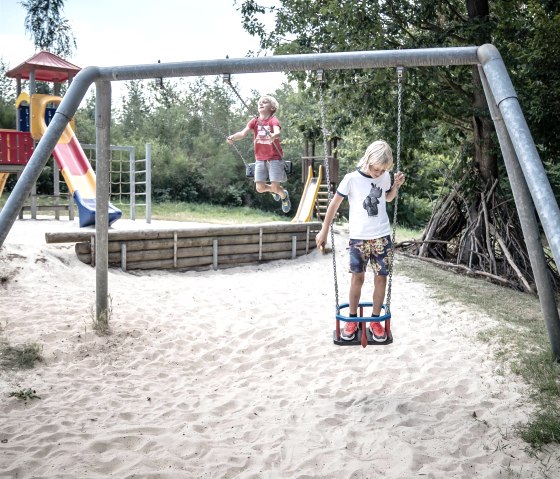 Schaukeln auf dem Wladspielplatz, © Grünmetropole - Dennis Stratmann