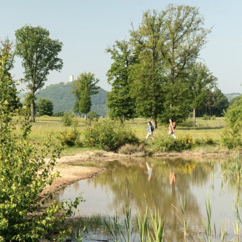 Wandern am Rodder Maar, Burg Olbrück im Hintergrund, © Eifel Tourismus GmbH, D. Ketz