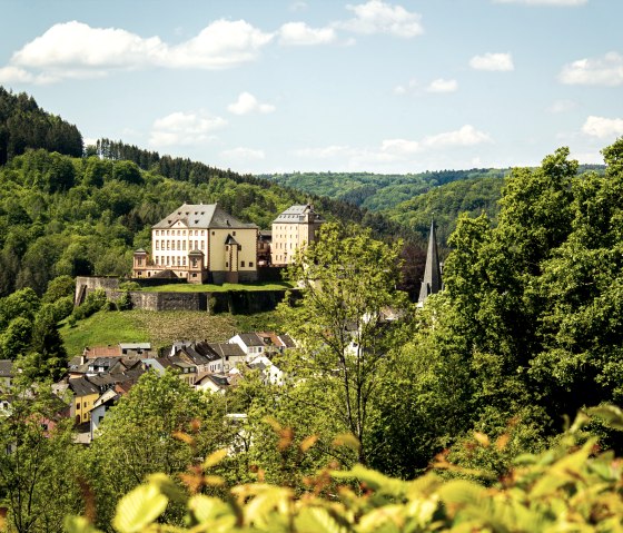 Unterwegs auf dem Bitburger LandGang in Kyllburg - Blick auf das imposante Schloss Malberg aus dem Annenberg, © Tourist-Information Bitburger Land_Monika Mayer