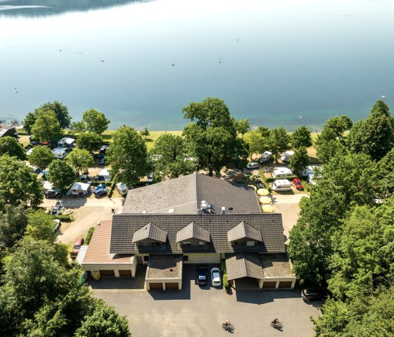 Vue aérienne du blockhaus et du lac Laach, © Eifel Tourismus GmbH, Dominik Ketz