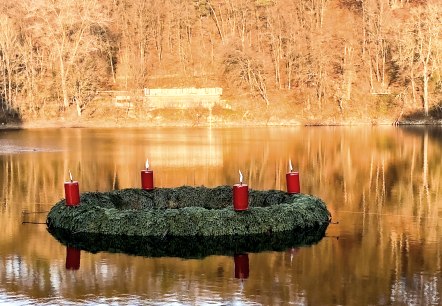 Schwimmender Adventskranz auf dem Ulmener Maar, © Stadt Ulmen/D. Saxler