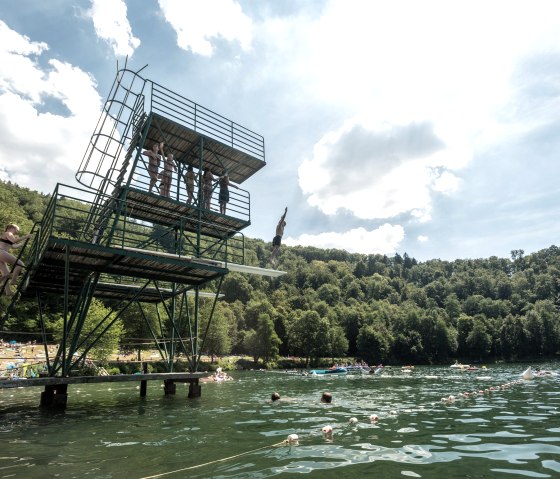 Naturfreibad Gemündener Maar mit Sprungturm, © Rheinland-Pfalz Tourismus GmbH, D. Ketz