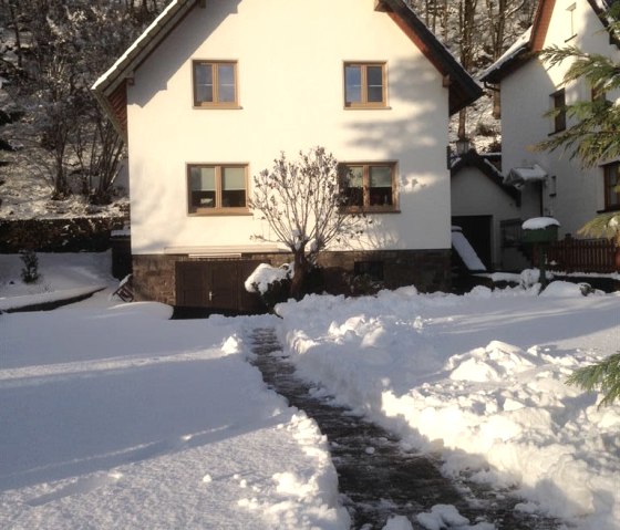 Haus mit Garten im Winter, © Nordeifel Tourismus GmbH &  kph