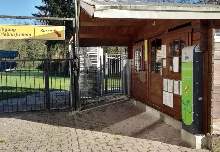 Ladestation Schwimmbad Körperich, © Felsenland Südeifel Tourismus GmbH