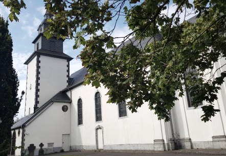 Kirche mit Turm, © Foto: Svenja Schulze-Entrup, Quelle: Touristik-Büro Vordereifel