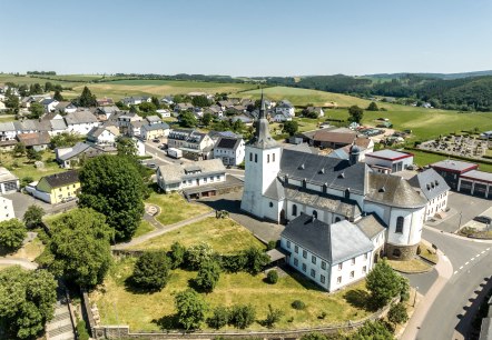 Blick auf Bleialf mit Pfarrkirche, © Tourist-Information Prümer Land/Eifel Tourismus (ET) GmbH