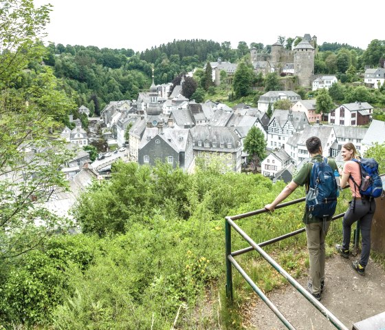 Aussichtspunkt "Halver Mond" mit Ausblick zur Burg, © Eifel-Tourismus GmbH, Dominik Ketz