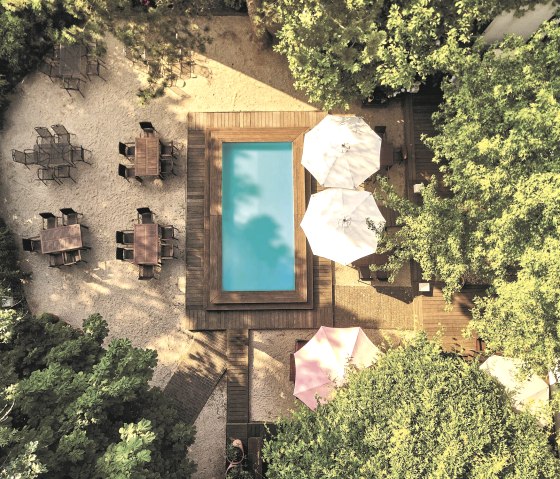 Idyllischer Garten mit Pool, © Hotel Vulcano Lindenhof GmbH & Co. KG