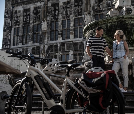 Historisches Rathaus Aachen und Karlsbrunnen, © Eifel Tourismus GmbH, Dennis Stratmann