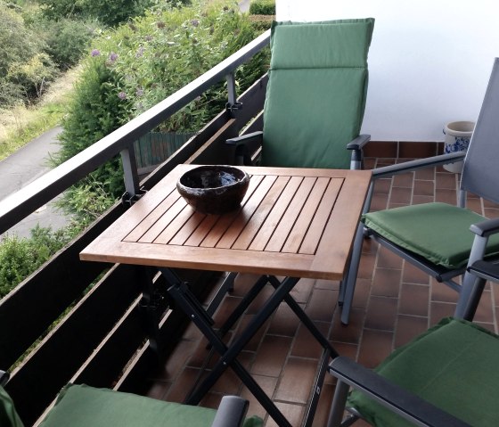 Balkon mit Gartenstühlen, OG