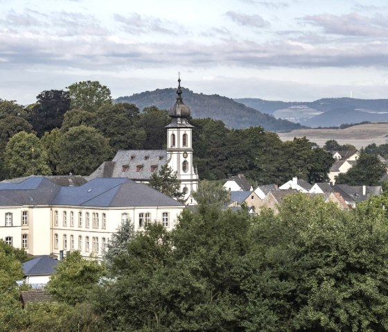 Blick auf Saffig mit Barockkirche, © Kappest/VG Pellenz