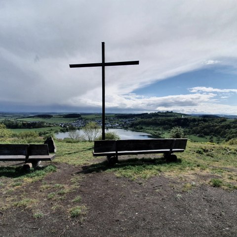 Maarkreuz am Schalkenmehrener Maar, © GesundLand Vulkaneifel GmbH