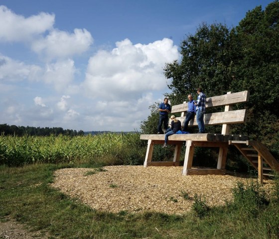 Die XXL-Baumelbank in Ditscheid, © Foto: Laura Rinneburger, Quelle: Touristik-Büro Vordereifel