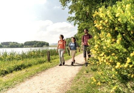 Wanderer am Roddermaar, © Eifel Tourismus GmbH, Dominik Ketz 