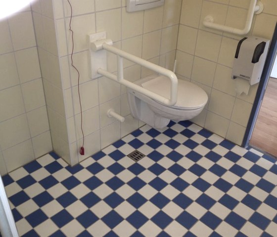 barrierefreie Toilette mit Haltegriffen