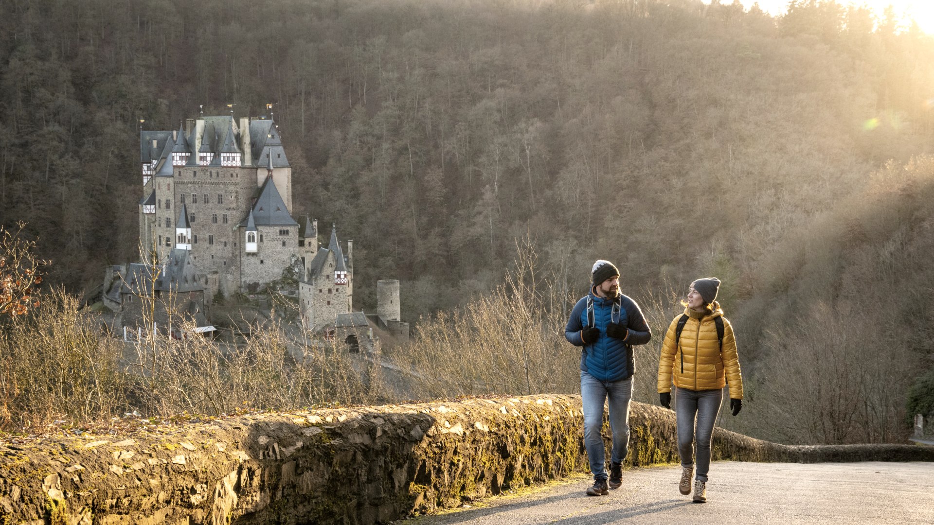 Wandern im Herbst/Winter in der Eifel, an der Burg Eltz, © Eifel Tourismus GmbH, Dominik Ketz