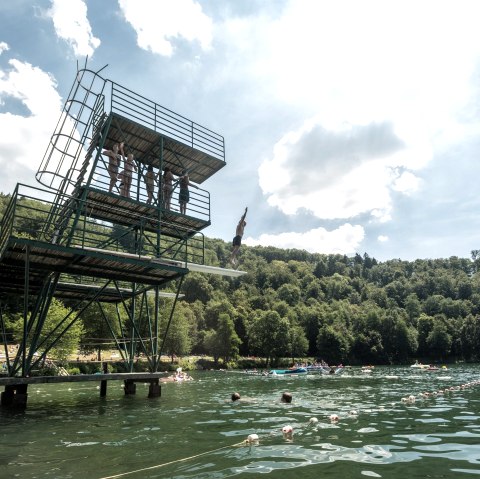 Naturfreibad Gemündener Maar mit Sprungturm, © Rheinland-Pfalz Tourismus GmbH, D. Ketz