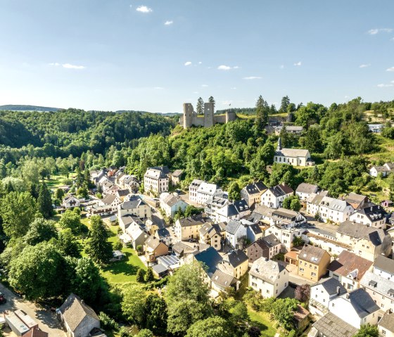 Schönecken mit Burg, © Tourist-Information Prümer Land/Eifel Tourismus (ET) GmbH, D. Ketz