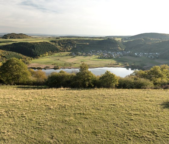 Blick aufs Meerfelder Maar vom Aussichtsturm Landesblick aus, © Eifel Tourismus GmbH, D. Ketz