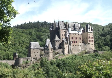 Die Burg Eltz ist eine der bekanntesten Burgen der Eifel und sehr gut erhalten., © Tourist-Information Maifeld - Ute Hub