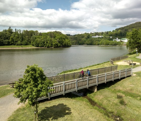 Die Radtour führt auch am Stausee Bitburg bei Biersdorf vorbei, © Eifel Tourismus GmbH, Dominik Ketz