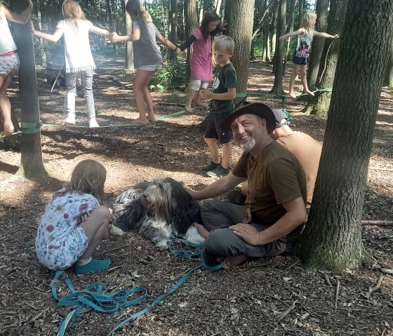 Natur-Scouts mit "Waldkindern", © natur-scout.de©EduardMueller