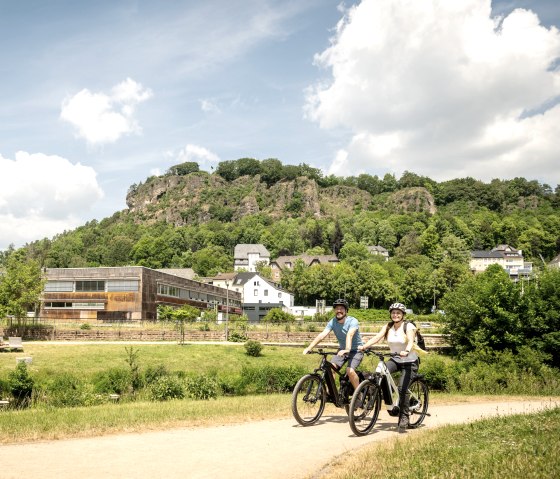 Kyll-Radweg in Gerolstein. mit Dolomiten im Hintergrund, © Eifel Tourismus GmbH, Dominik Ketz