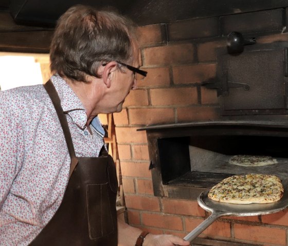 Günter beim Flammkuchen einschieben