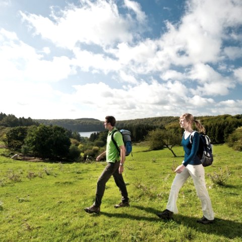 Auf den Wanderwegen Eifel mitten in der Natur wandern, wie hier am Pulvermaar., © Eifel Tourismus GmbH/D. Ketz