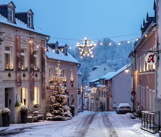 Met kerst versierde straat in Waxweiler, © Fritz Knob