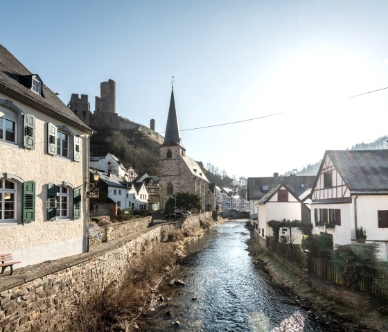 Monreal mit Kirche und Burg, © Eifel Tourismus GmbH, D. Ketz