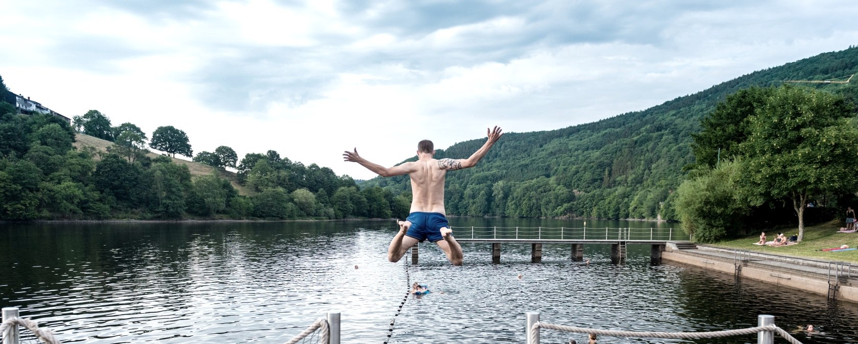 Schwimmen und Baden Eifel: Sprung ins Naturfreibad Einruhr, © Eifel Tourismus GmbH/D. Ketz