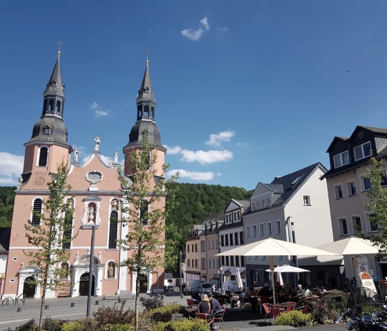 Basilika und Hahnplatz mit Außengastronomie, © Tourist-Information Prümer Land