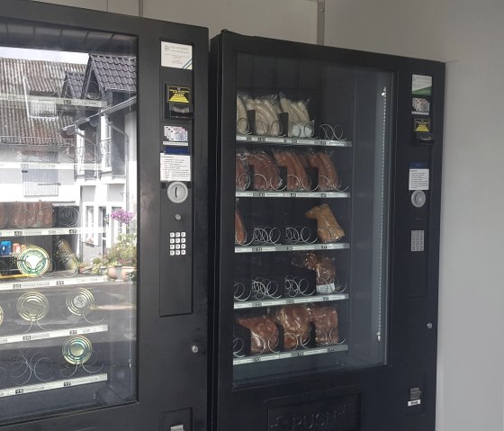 Sortiment im Wurstautomat, © Touristik-Büro Vordereifel