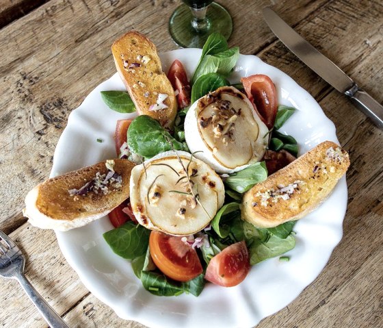 Salad with gratinated goat's cheese