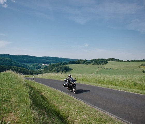 Motorradrouten Eifel: Auf kleinen Straßen gibt es schöne Motorradtouren, © RoadConcept